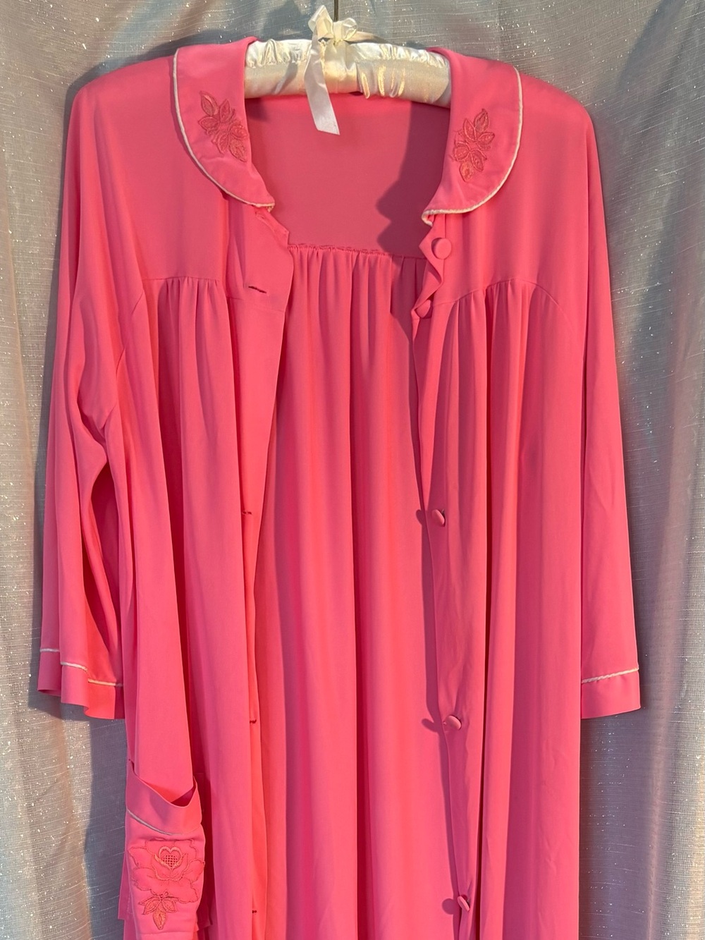 Rare Vtg 60s 70s Barbie Pink Nylon Housecoat Robe w/ Rose Embroidery 💗